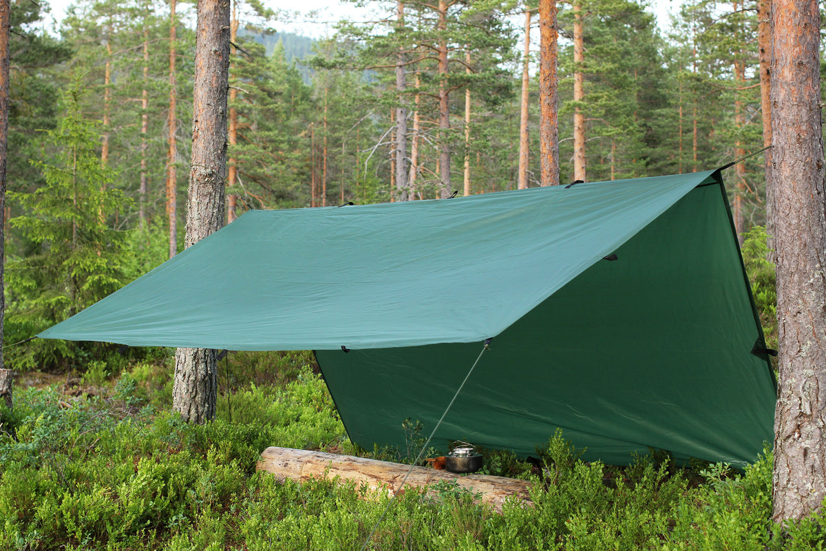 Tarp / Gapahuk med 4 stk barduner og 4 stk plugger