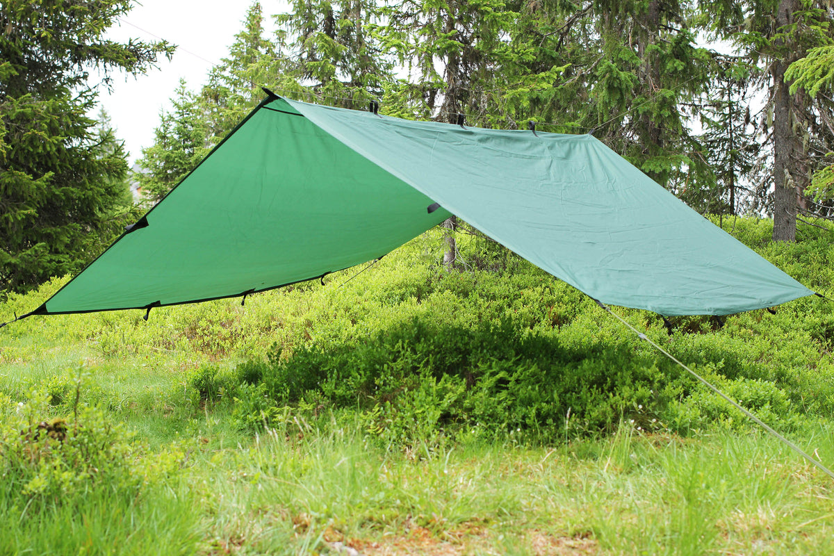 Tarp / Gapahuk med 4 stk barduner og 4 stk plugger