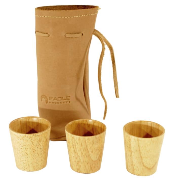 3 stk drammeglass i tre i skinnpose